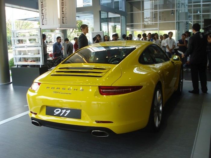 Phiên bản 2012 có chiều dài tăng lên 100 mm và thân xe thấp hơn hơn cùng với bánh xe 20 inch.
